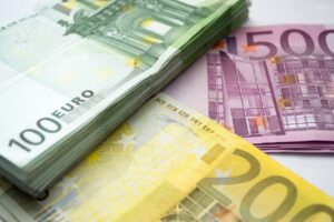 転職で年収100万円アップするための方法は？