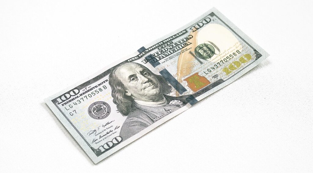 転職で年収を100万円アップさせる方法は？