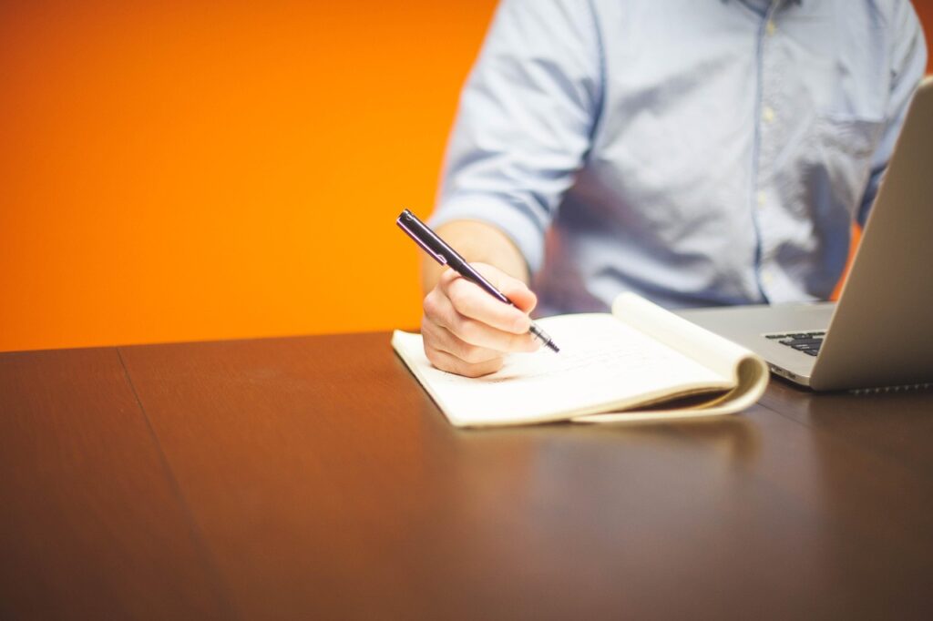 離職率が低い企業の特徴とその理由は？